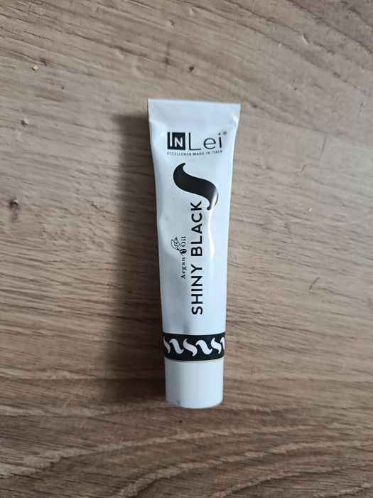 Płyn saline i farbką do rzęs i brwi Inlei