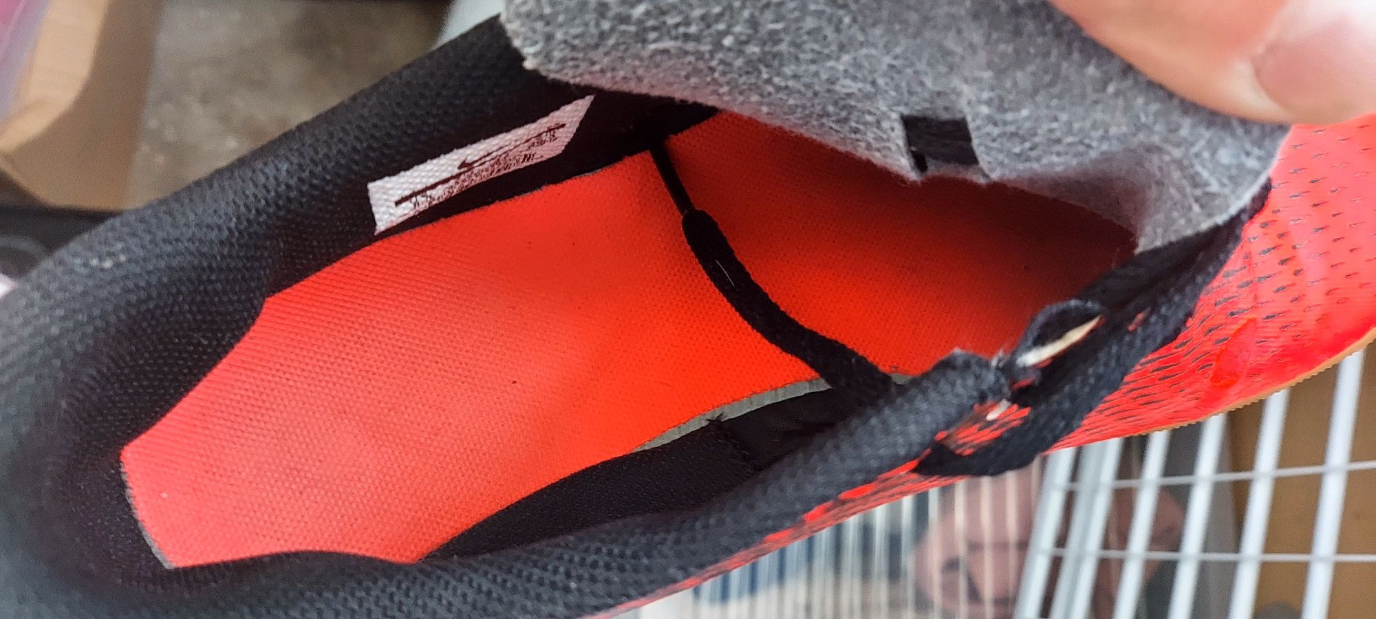 Buty Nike  Bravatax czerwono-czarne