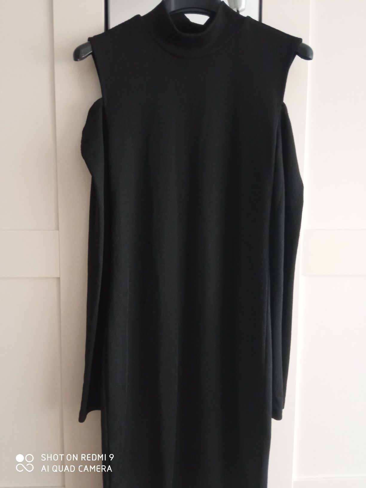 Sukienka czarna błyszcząca z odkrytymi ramionami
