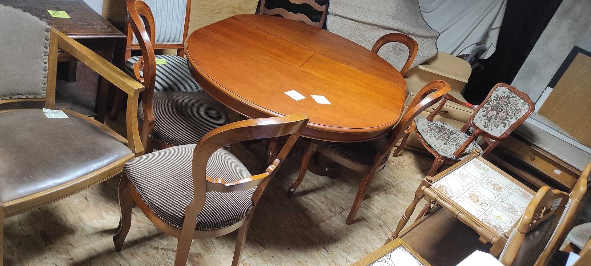 Piekny solidny stół orzech z krzesłami z Niemiec antyk vintage