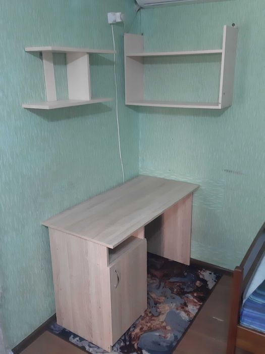 Писменый стол с полками