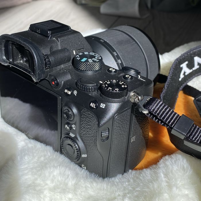 Sony Alpha A7 Mark III + FE 28-70mm f/3.5-5.6