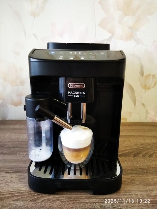 Кофемашина Delonghi magnifica evo