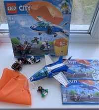 Конструктор LEGO City Повітряна поліція арешт з парашутом (60208).