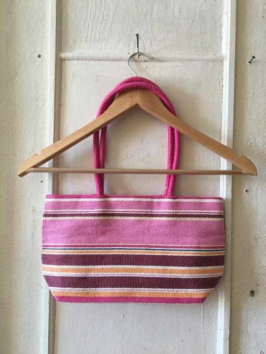 Компактна плетена сумочка