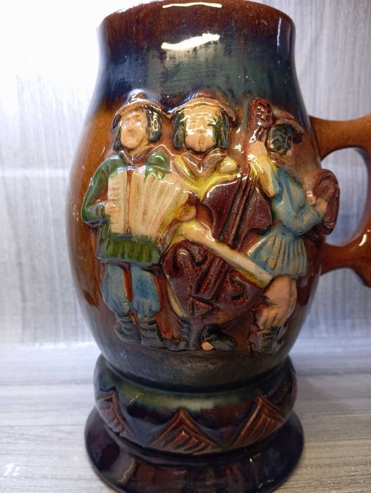 Ceramiczny kufel z motywami muzyków ludowych - PRL
