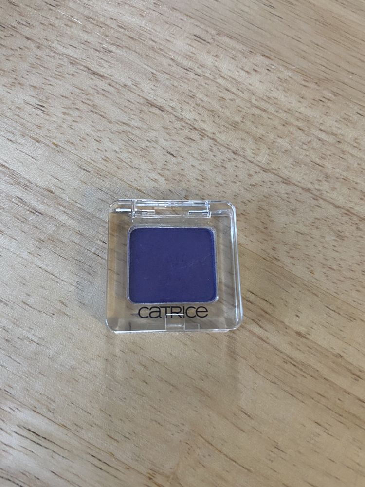 Fioletowy cień do powiek Catrice