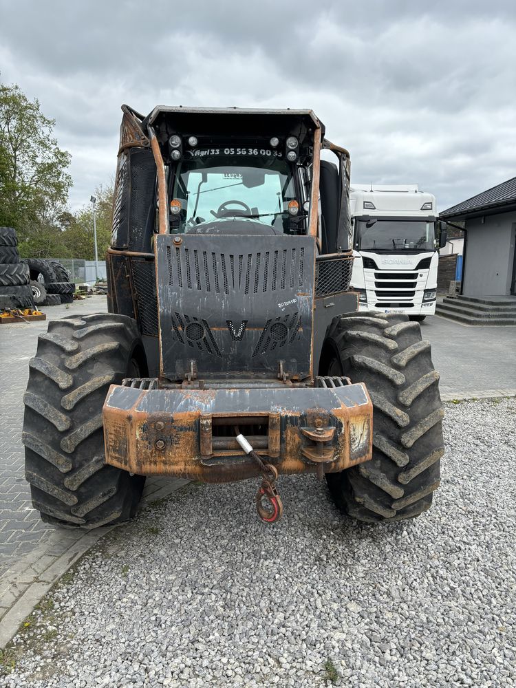 Ciągnik w leśnej zabudowie Valtra claas