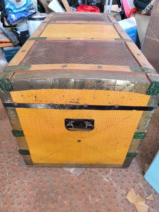 Arca antiga de madeira e chapa