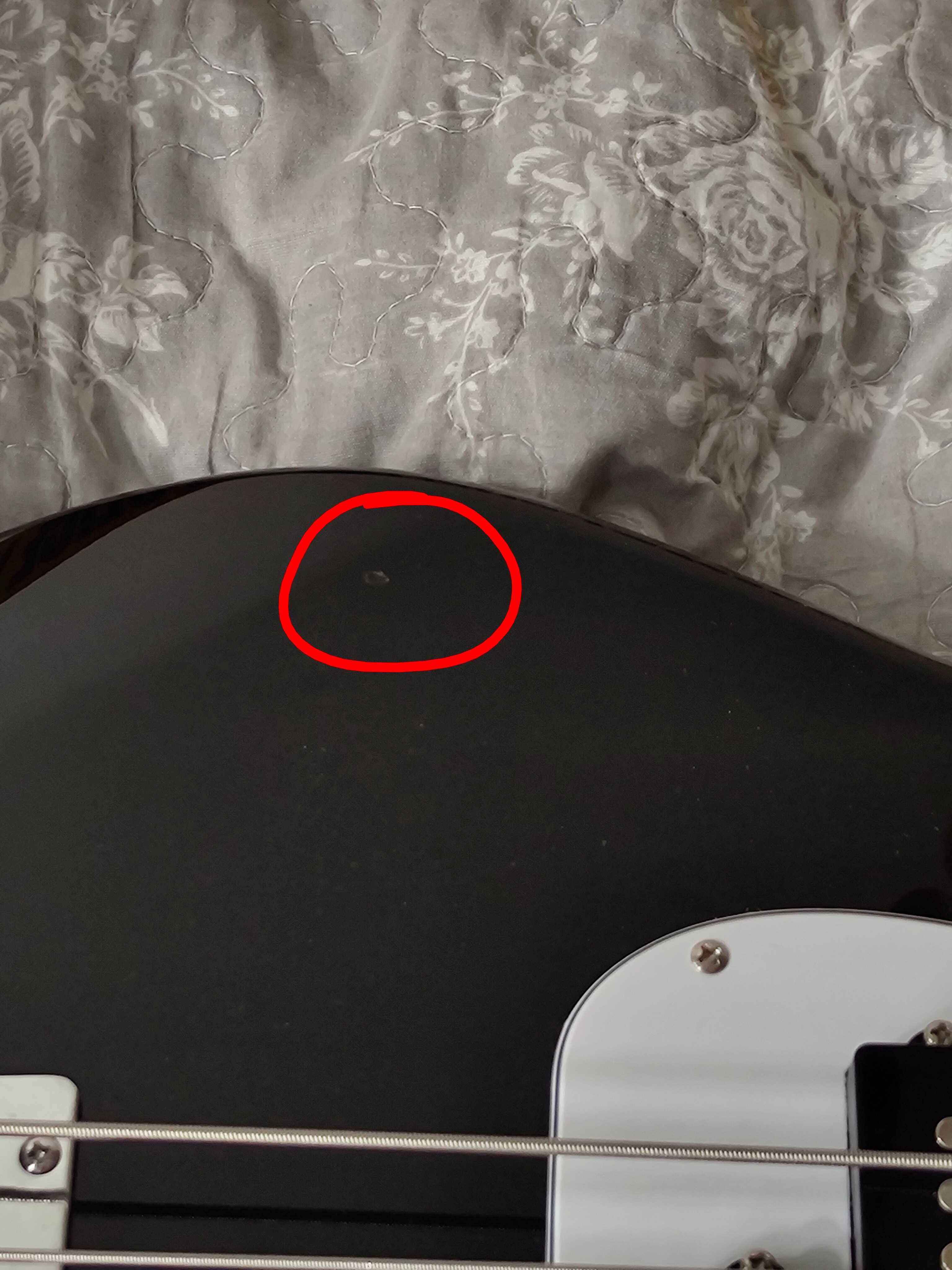 Czarno biała gitara basowa harley benton standard series bass