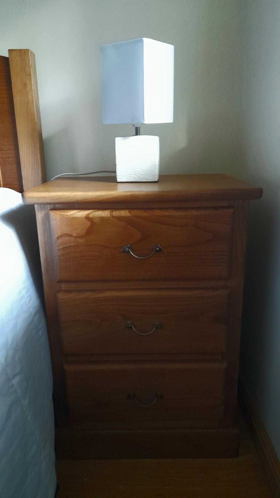Cama de casal com mesas de cabeceira