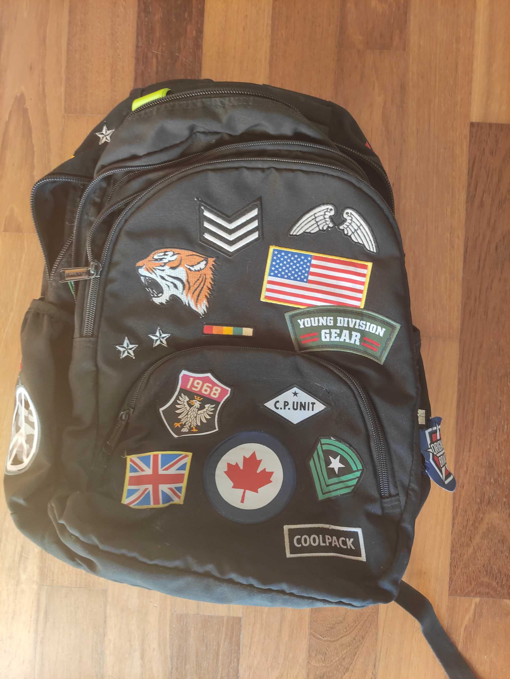 Plecak szkolny Coolpack - czarny, z naszywkami