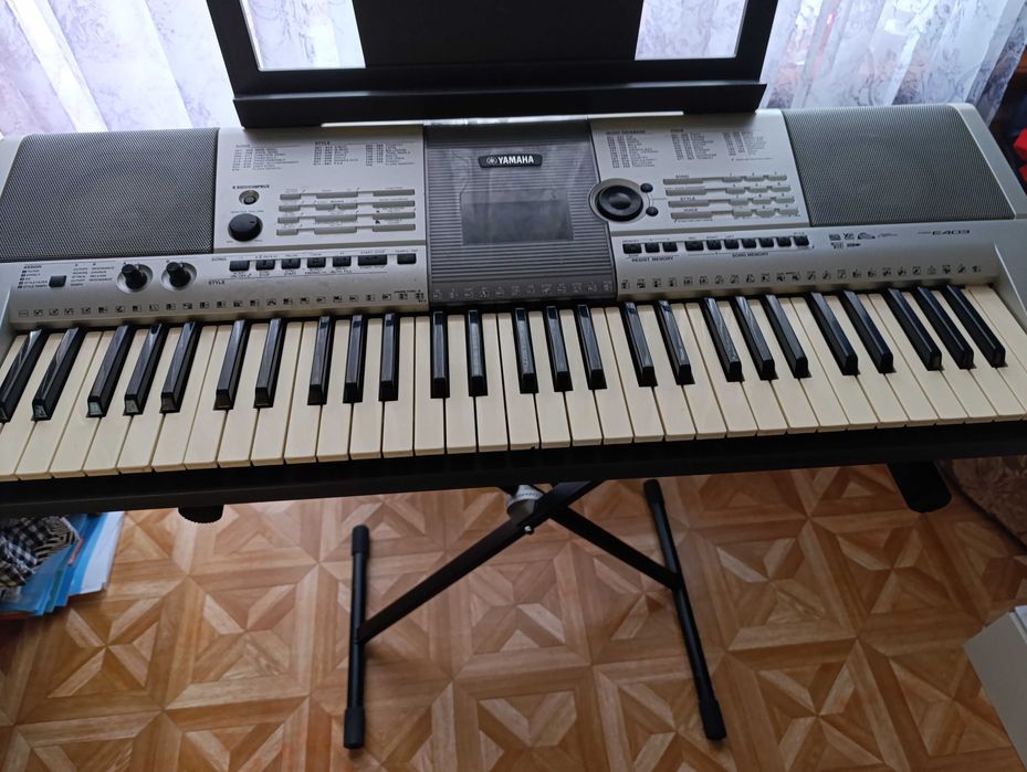 синтезатор YamahaPSR-E403, в комплекті підставка, та блок живлення.