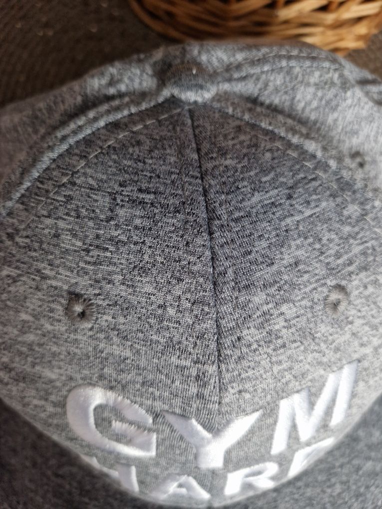 Szara czapka z daszkiem  "Gym hard", Sinsay