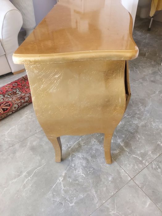 2. Szafki w kolorze zlotym