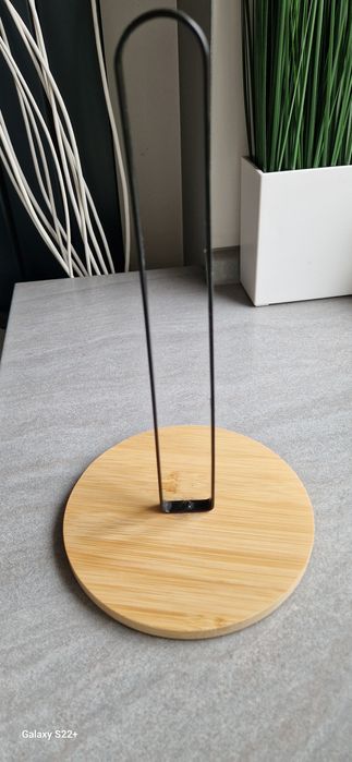 Stojak na ręcznik papierowy .