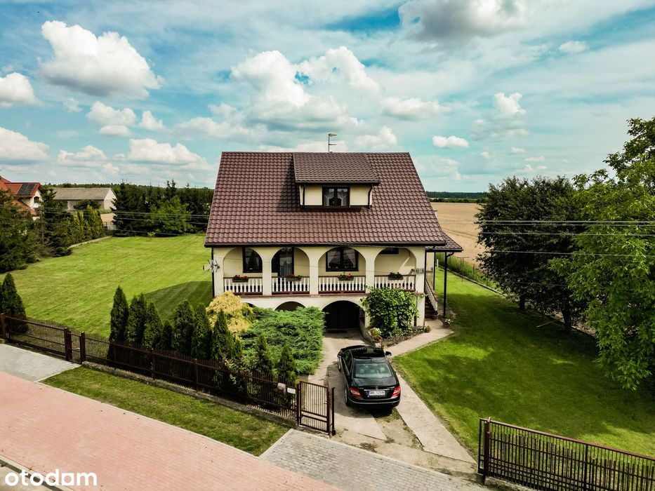 Urokliwy dom z dwoma tarasami i dużą działką