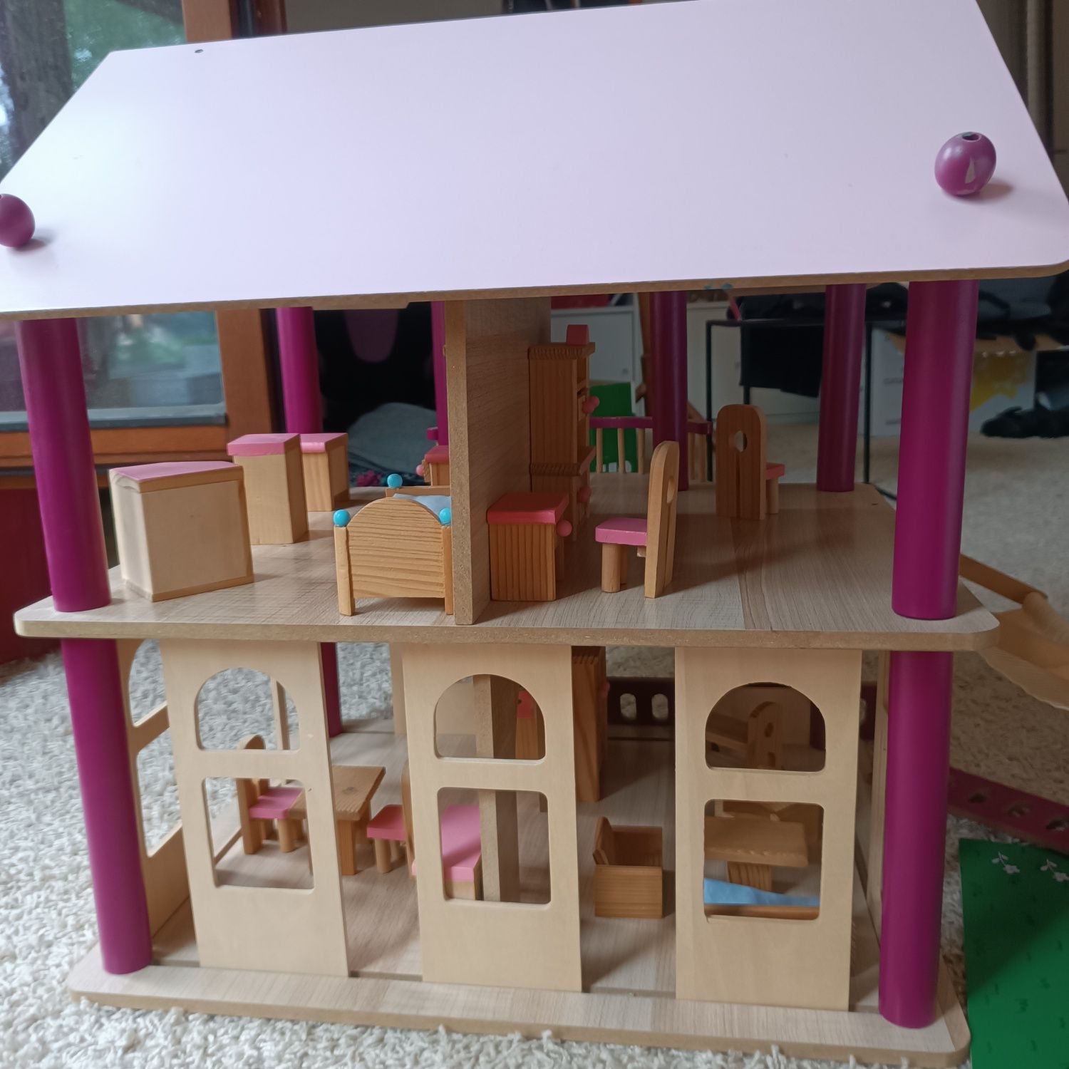 Drewniany piętrowy domek dla lalek