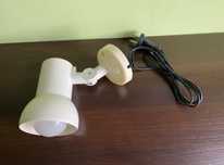 Biała lampa ścienna z żarówką LED