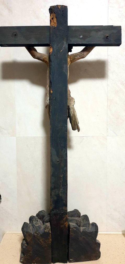 Grande crucifixo Sec. XVIII em madeira esculpida com base Memento Mori