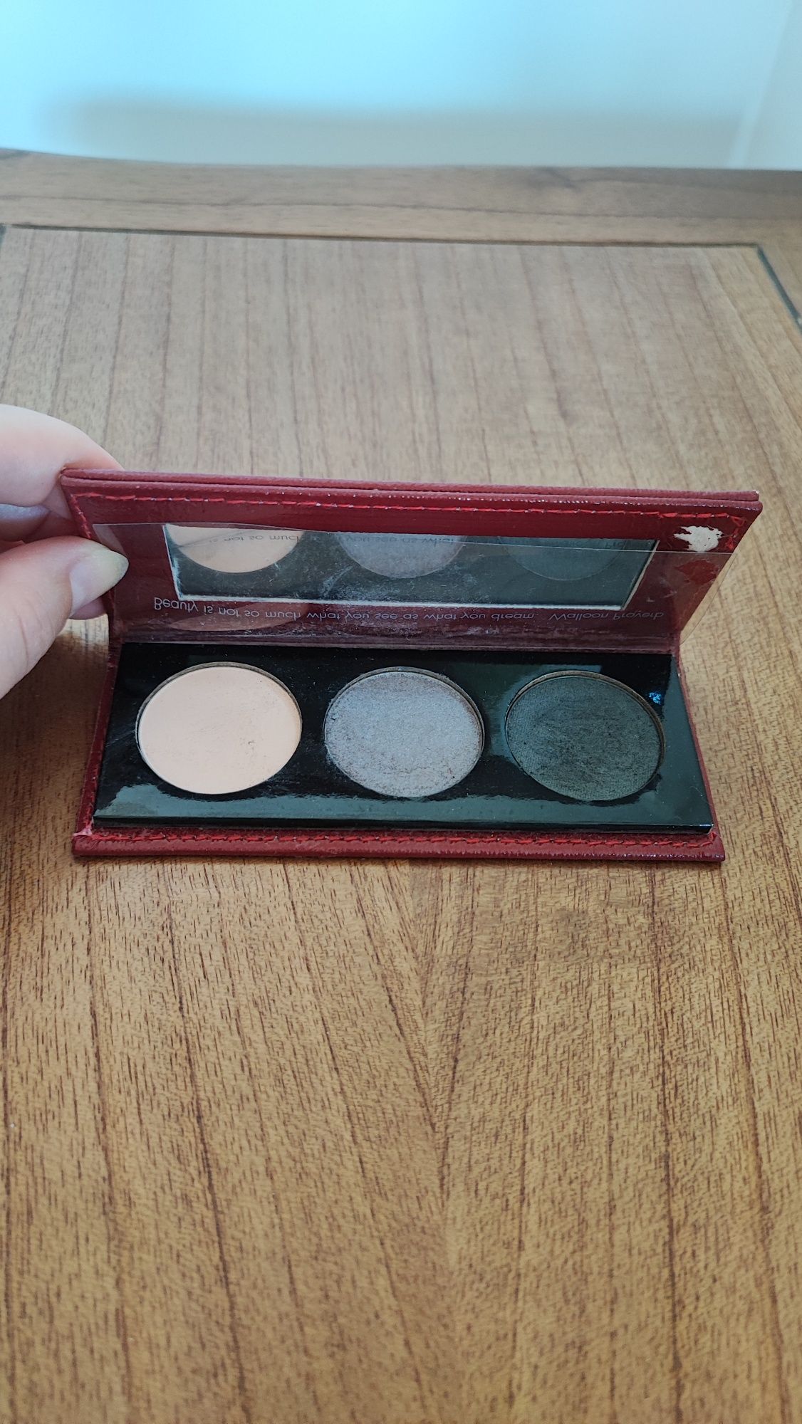 Stila oryginalna paletka cieni do powiek idealna do smokey eye