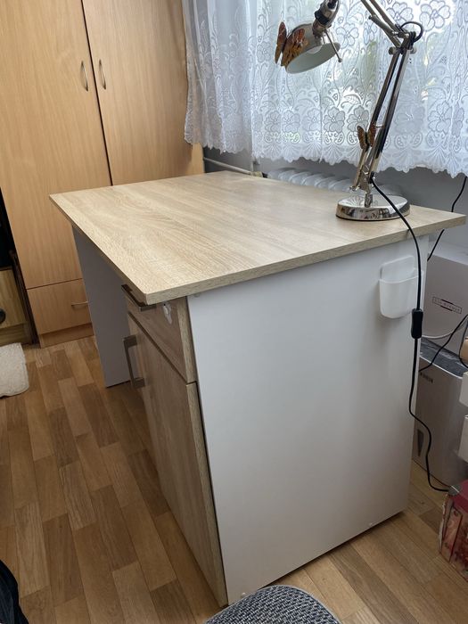 Biurko w kolorze jasnego jesionu z wysuwaną półką, szufladą i szafką