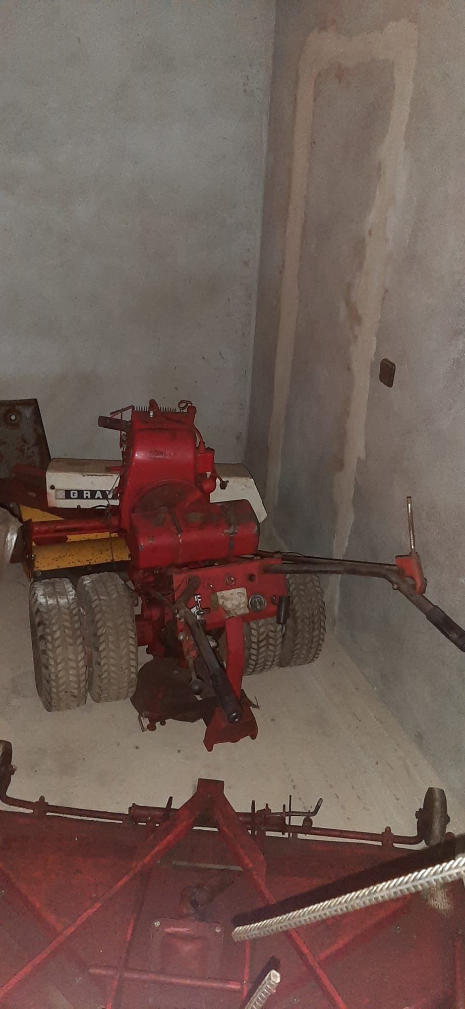 2 máquinas Gravely para cortar mato e prato de cortar relva