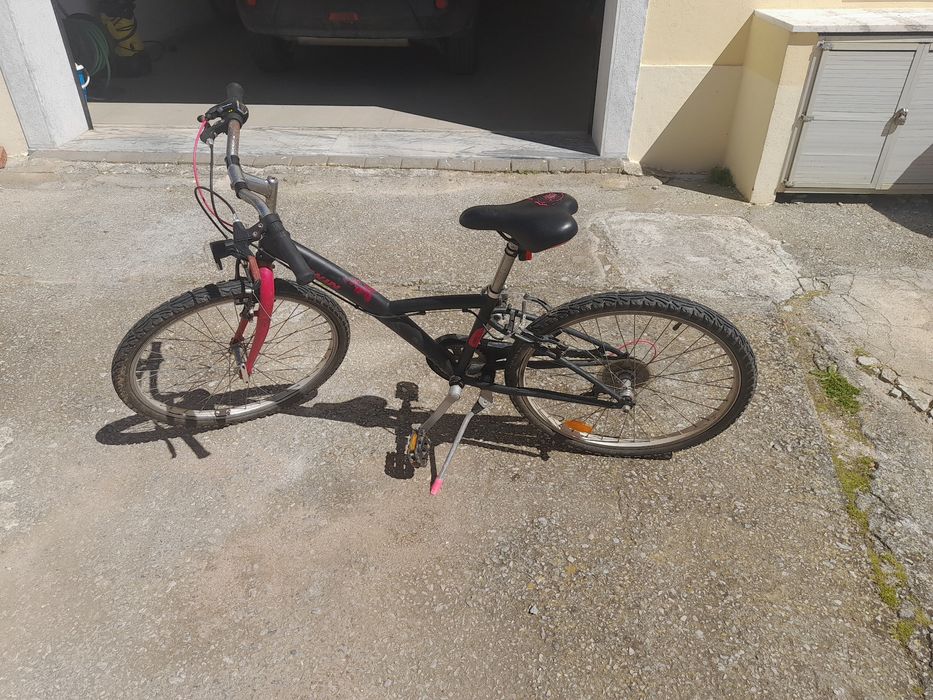 Bicicleta de menina preta e rosa