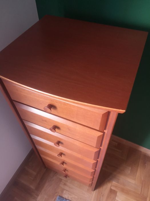 Cómoda alta com sete gavetas