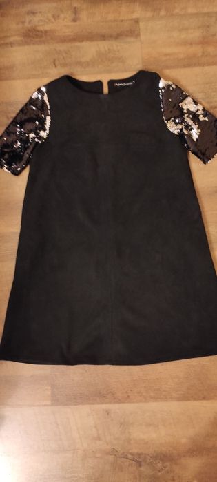 Чорна сукня на блискавці