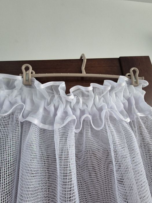 Firanka biała z gipiurą szerokość 1,50 m, wysokość 1,10 m.