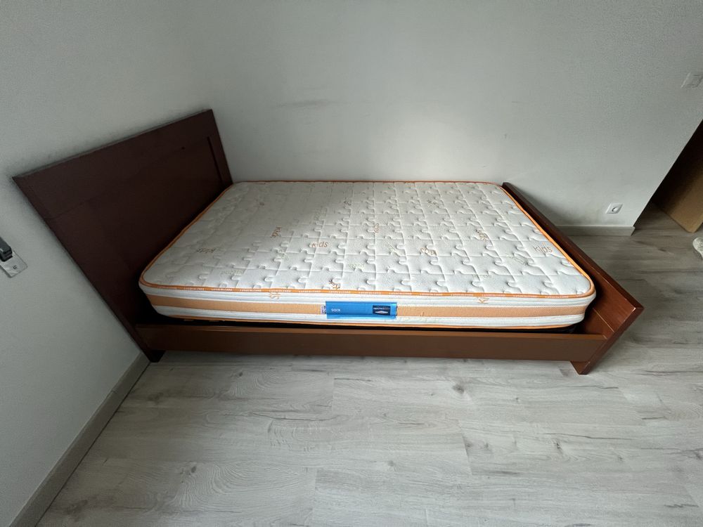 Cama e colchão semi novos - 213x128cm