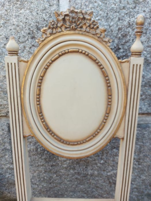 2x Camas de Solteiro Vintage c/ Capitonê + Cadeira | Estilo Clássico