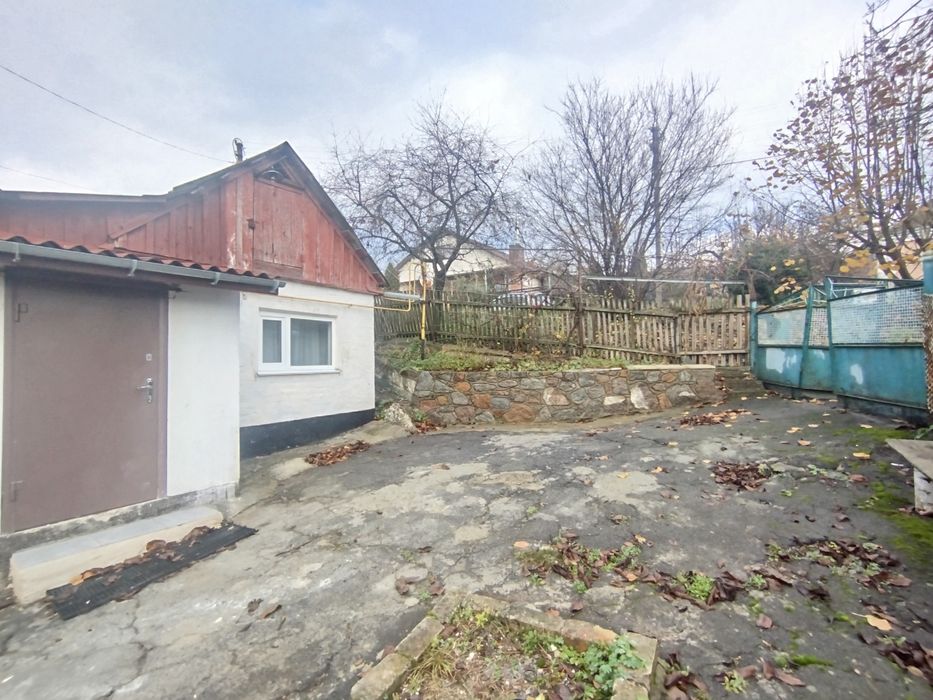 Частина будинку біля головного входу парк Софіївка.