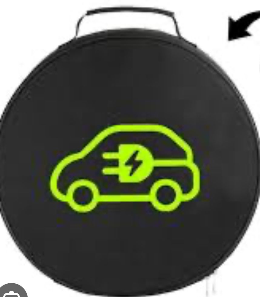 Zielona torba na przedluzacz lub kabel do ladowania auta