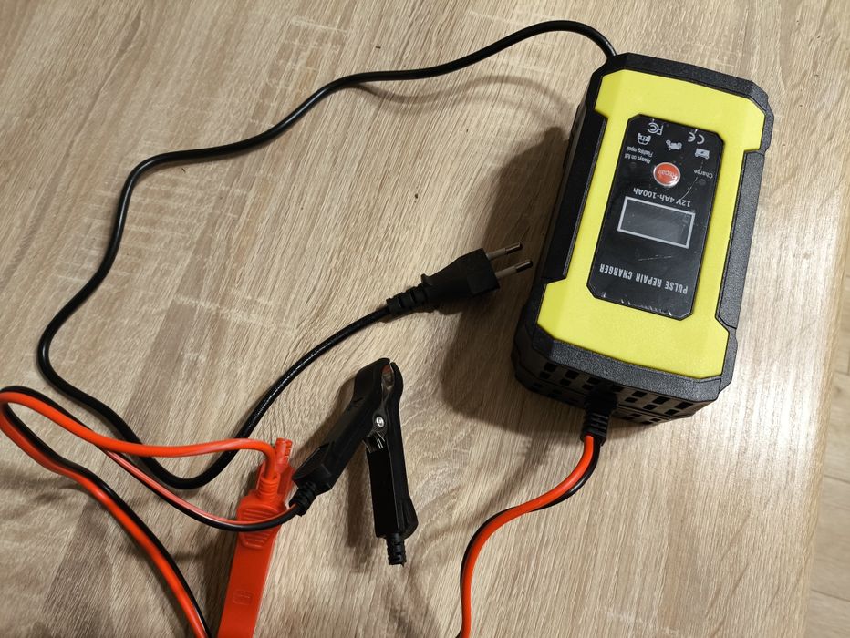 Продам Зарядний пристрій для акумуляторів автомобіля 12В/6А,