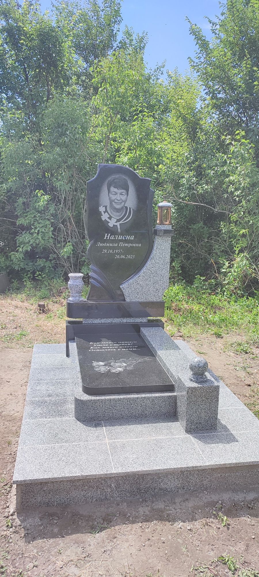 Виготовлення пам’ятників з граніту та бетону. Монтаж, вкладання плитки