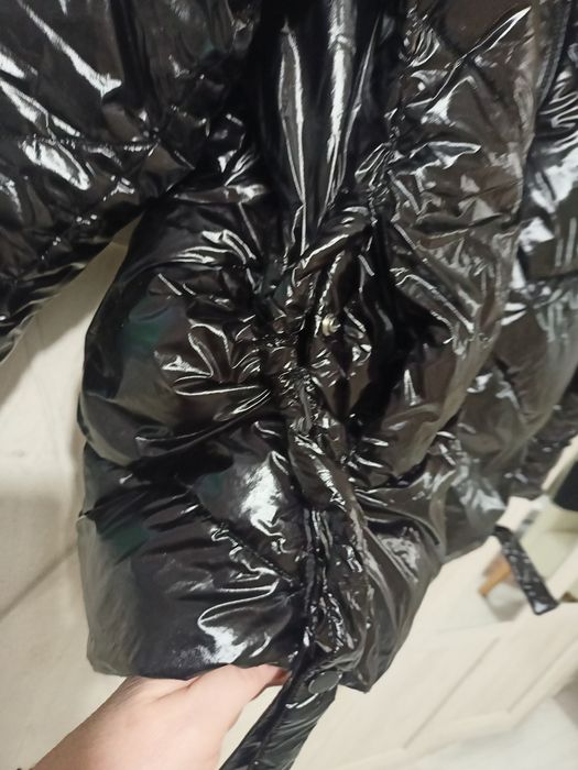Czarna błyszczą kurtka puchowa oversize
