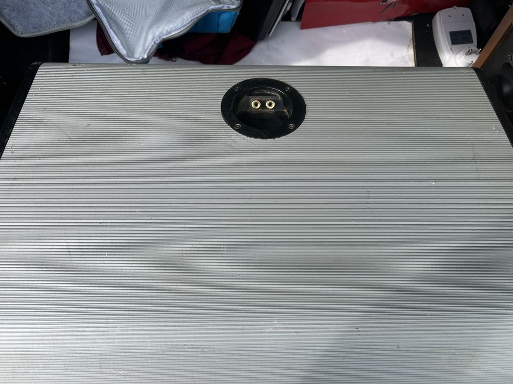 Продам сабвуфер с усилителем  Magnat 400w..