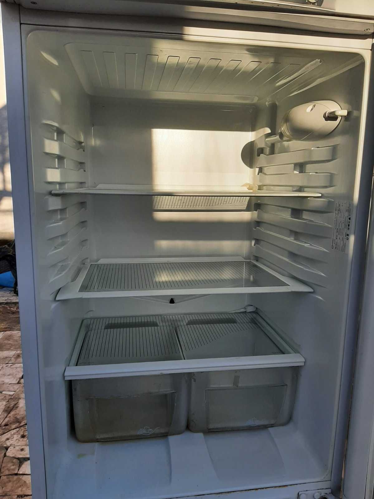 холодильник 2-х камерний Indesit SB15020 Неробочий