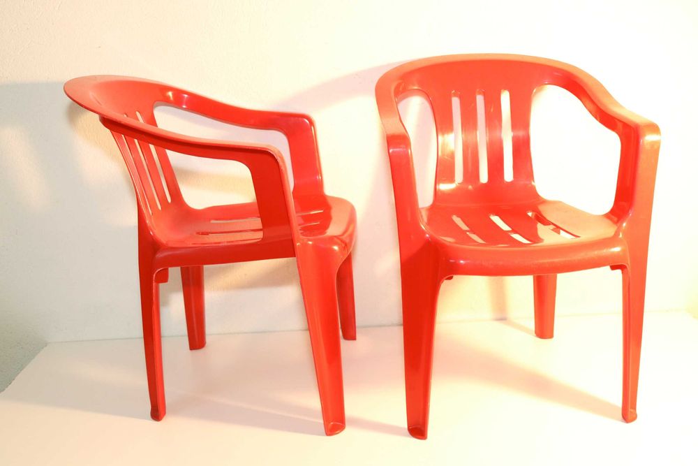 Dwa dziecięce krzesełka plastikowe