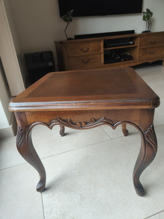 Stylizowany stolik ludwikowski