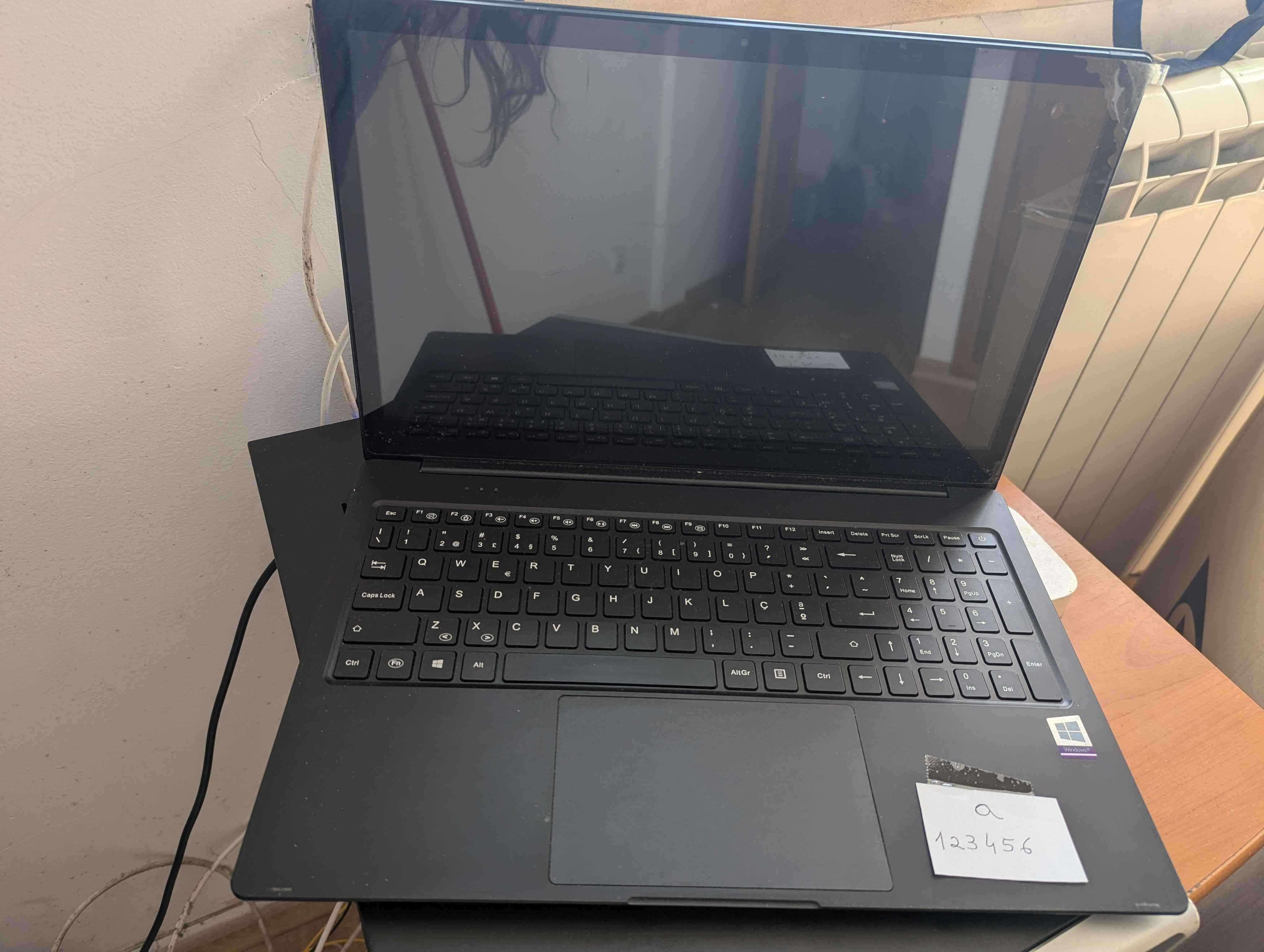 Insys CD9-G156 – Teclado Danificado