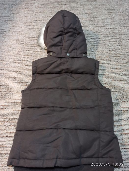 Ocieplaną brązowa kamizelka dla dziewczynki 134/140 bdb