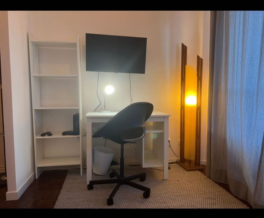 Quarto com sala e varanda em Benfica