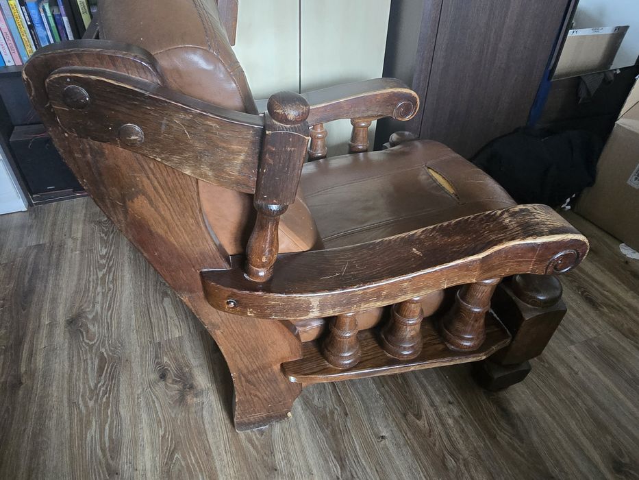 Stary fotel drewniany