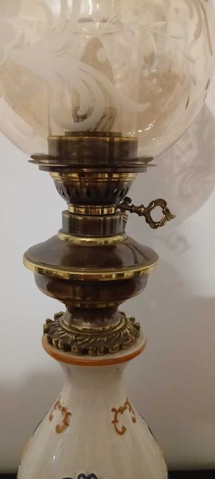 Lampka nocna stylizowana na lampę naftową