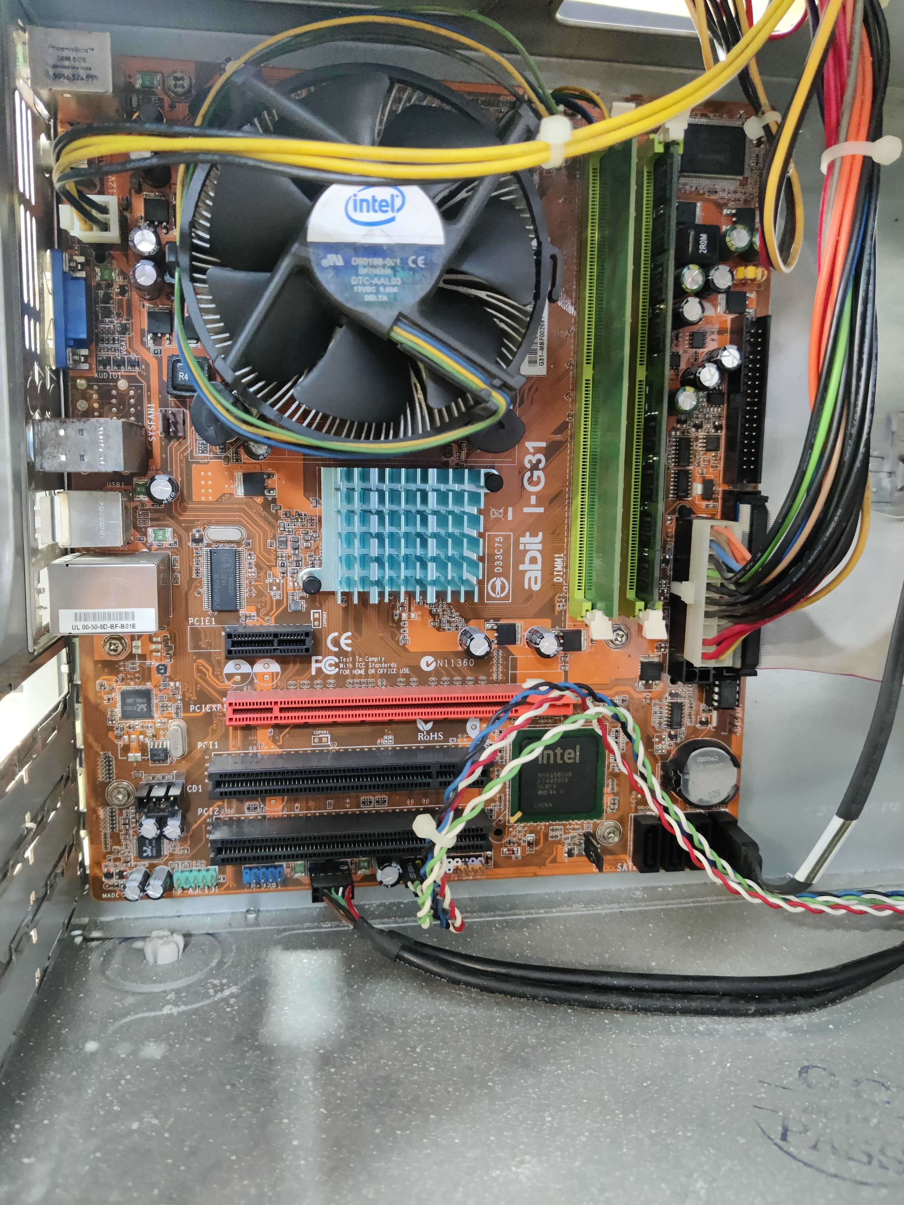 Conjunto 3 computadores a funcionar.