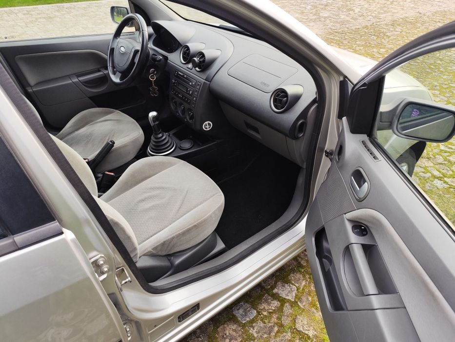 Ford Fiesta 1.4 Ghia TDCI 2003, carro em bom estado geral