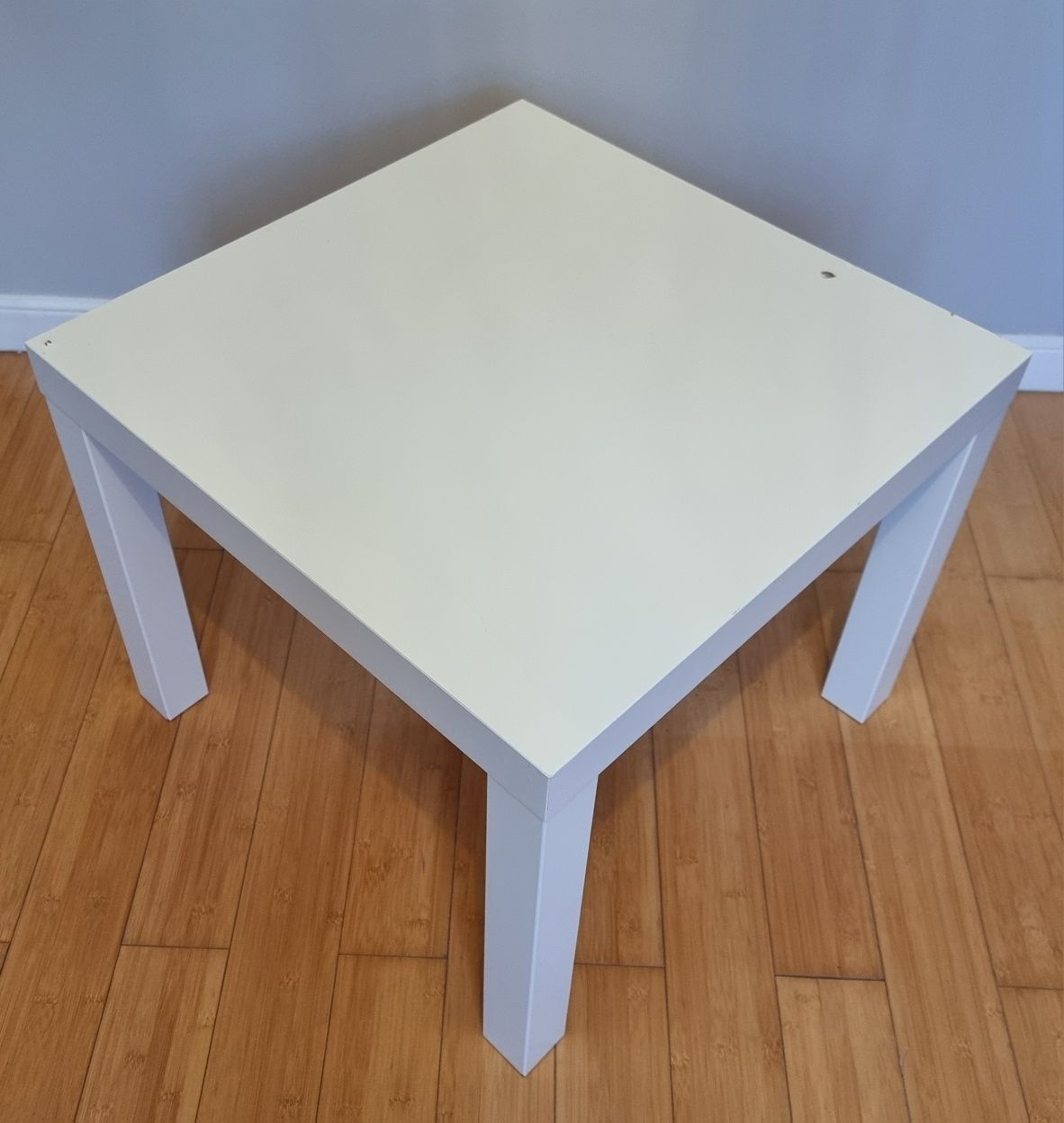 Biały stolik kawowy LACK z IKEA o wymiarach 55 cm x 55 cm x 45 cm